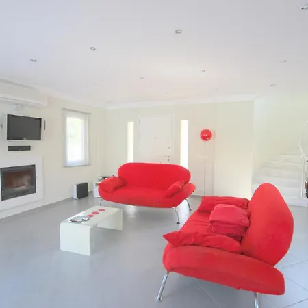 Hollywood Villa *
